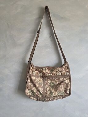 LeSportsac Deluxe Everyday Bag Floral Leafy Foliage print design 14x10x4